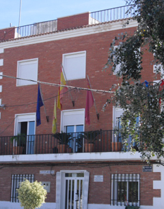 Detalle de la fachada del ayuntamiento de albudeite